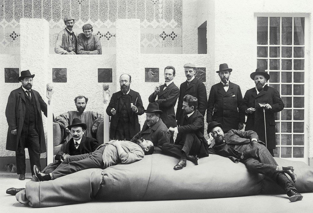 Skupina umetnikov Dunajske secesije, med drugim Gustav Klimt.